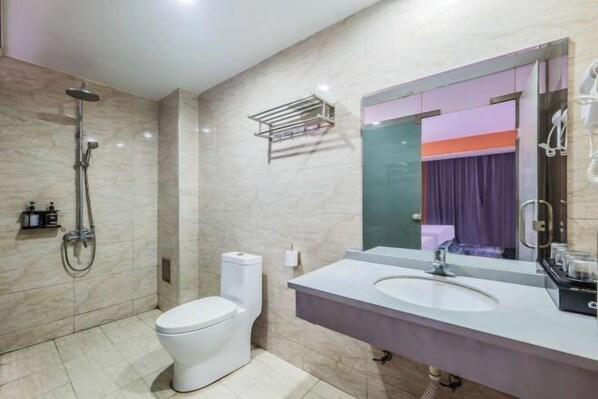 Ein modernes Badezimmer mit Toilette, Waschbecken und Dusche.