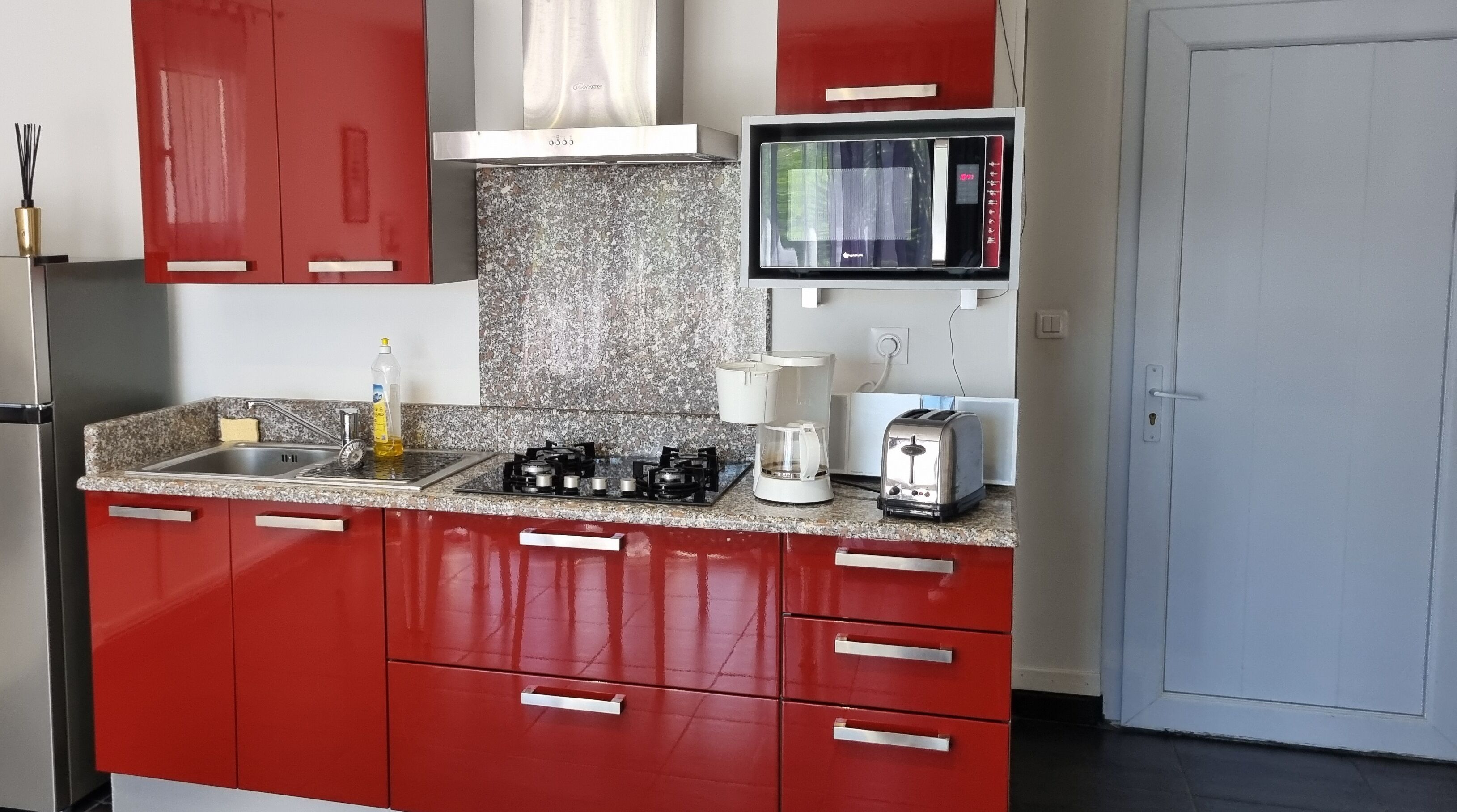 Réfrigérateur, micro-ondes, plaque de cuisson, cafetière/bouilloire