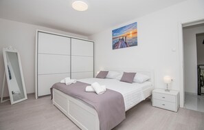 3 bedrooms, free WiFi, bed sheets - Cozy home in Sumet with WiFi (Sumet)