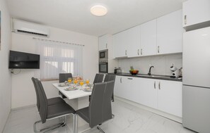 Fridge, microwave, oven, stovetop - 3 bedroom cozy home in Sumet (Sumet)
