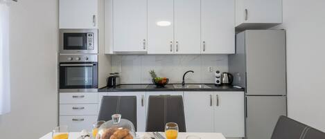 Frigorífico, horno, placa de cocina y lavavajillas