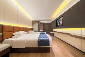 A hotel room with a large bed, a TV mounted on the wall, and a wooden floor. - Boerman Hotel (Chengdu Conference and Exhibition Center) (Chengdu)