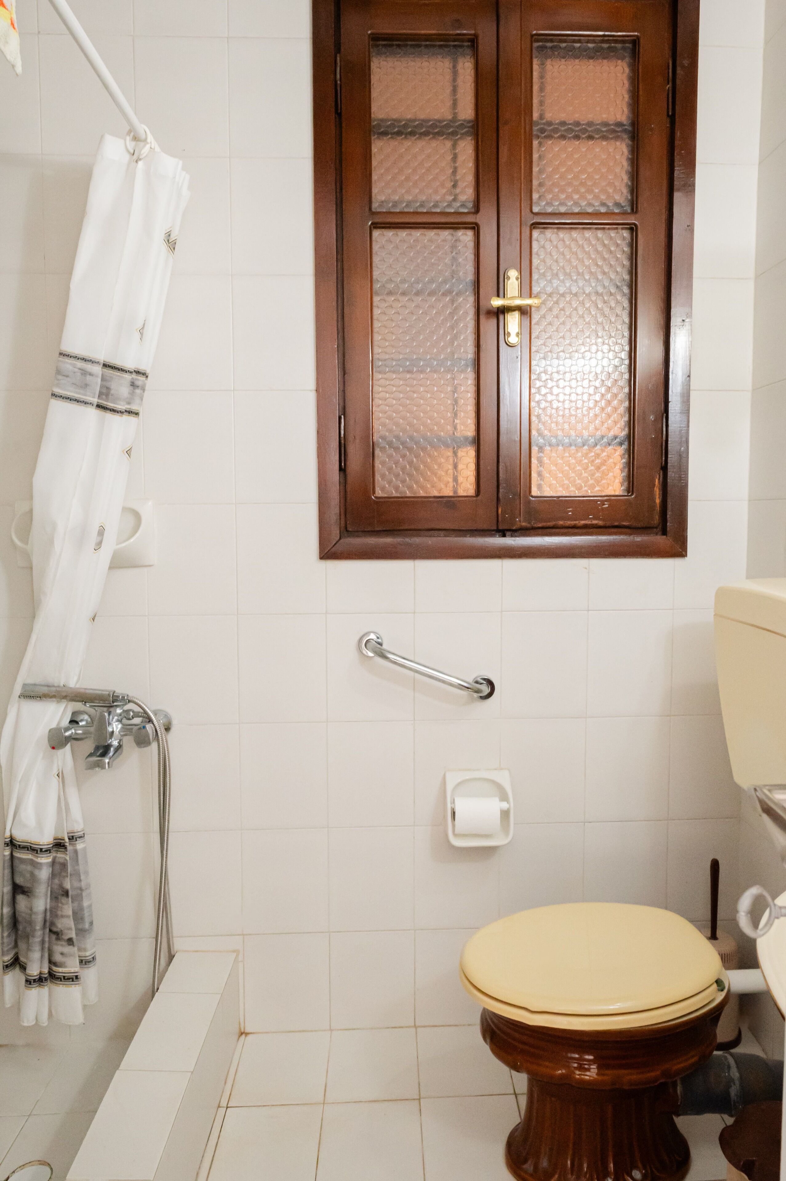 Sèche-cheveux, serviettes fournies, savon, papier toilette