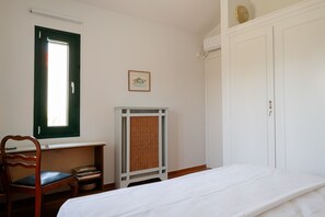 Tabla de planchar con plancha, wifi gratis y ropa de cama 