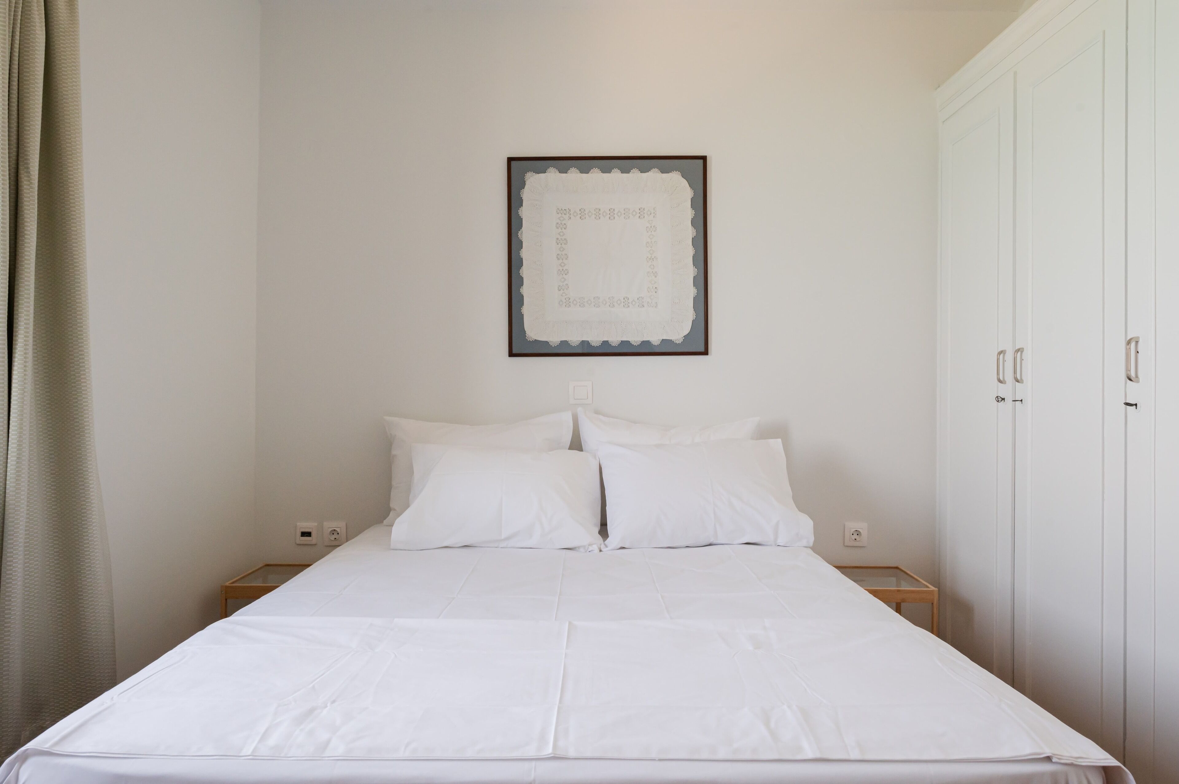 Tabla de planchar con plancha, wifi gratis y ropa de cama 
