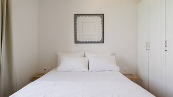 Tabla de planchar con plancha, wifi gratis y ropa de cama