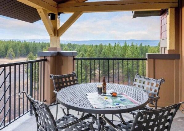 Outdoor dining - Cozy 2-bedroom condo with AC and WiFi in pleasant West Yellowstone (West Yellowstone)