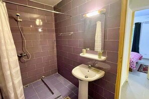 Shower, hair dryer, towels, soap - La Siesta Abidjan - Cozy 1-bedroom apartment in welcoming Abidjan with AC, WiFi (Abidjan)