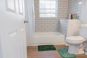 Articles de toilette écologiques, sèche-cheveux, serviettes fournies