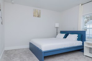 2 dormitorios, caja fuerte, escritorio y tabla de planchar con plancha