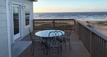 3-bedroom house in charming Surfside Beach with AC, WiFi