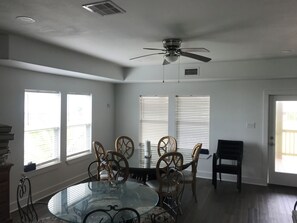 Dining - 3-bedroom house in charming Surfside Beach with AC, WiFi (Surfside Beach)