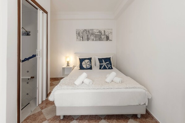 2 bedrooms, travel cot, Internet, bed sheets - Next to the Waves - Near the Beach (Nazaré)