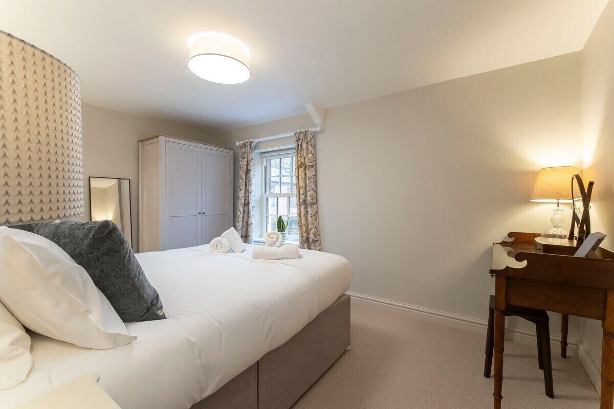 2 bedrooms, iron/ironing board, travel crib, WiFi (free)