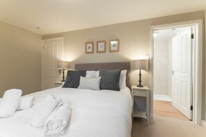 2 habitaciones, tabla de planchar con plancha y cuna de viaje 