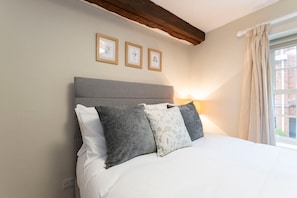 2 habitaciones, tabla de planchar con plancha y cuna de viaje