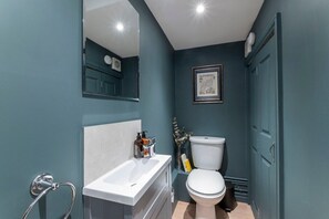 Regadera, secadora de cabello, toallas 