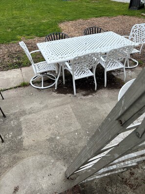 Outdoor dining - Charming 3-bedroom house with AC and WiFi in awesome Virginia Beach (Virginia Beach)