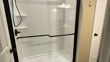 Regadera, secadora de cabello, toallas, jabón