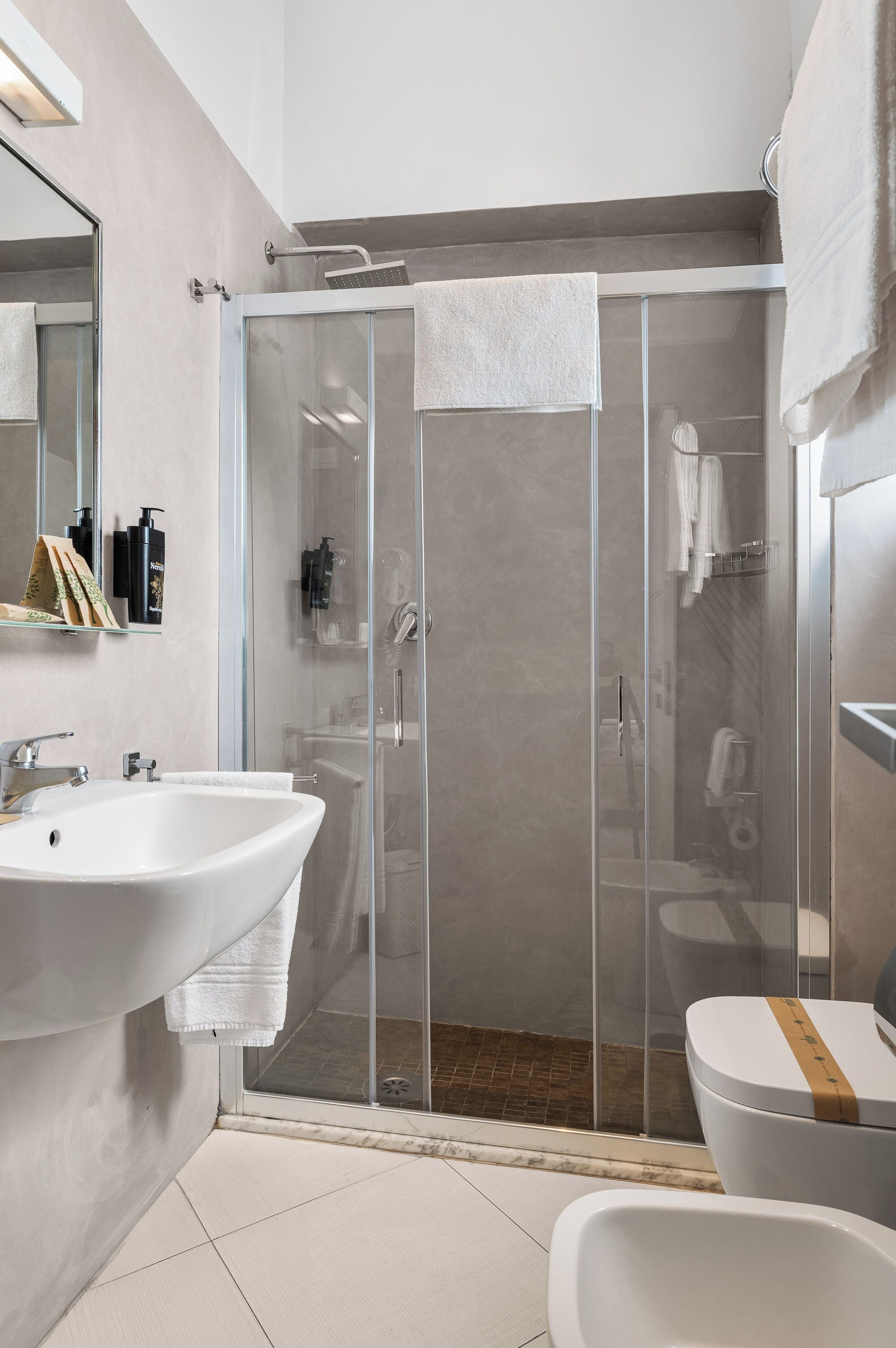 Habitación Confort | Baño | Tina y regadera independientes y tina de hidromasaje 