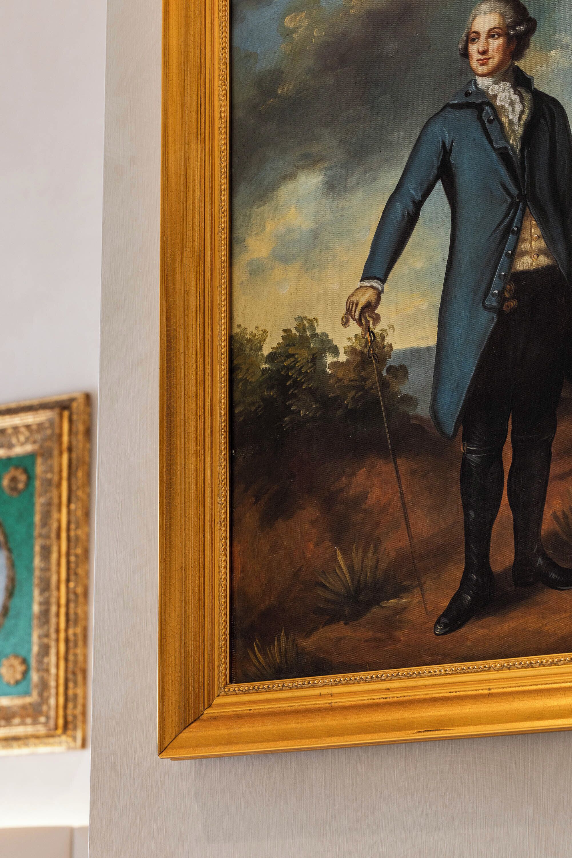 Un portrait encadré d’une figure historique, portant des vêtements d’époque, avec un paysage en arrière-plan.