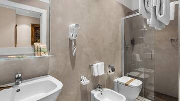 Family Room | Bathroom | Separate tub and shower, jetted tub, rainfall showerhead