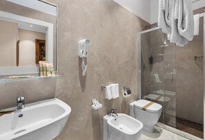 Chambre Familiale | Salle de bain | Baignoire et douche séparées, baignoire à jets, douche à « effet pluie »