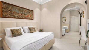 Een slaapkamer met een groot bed, een schilderij aan de muur en een dakvenster.