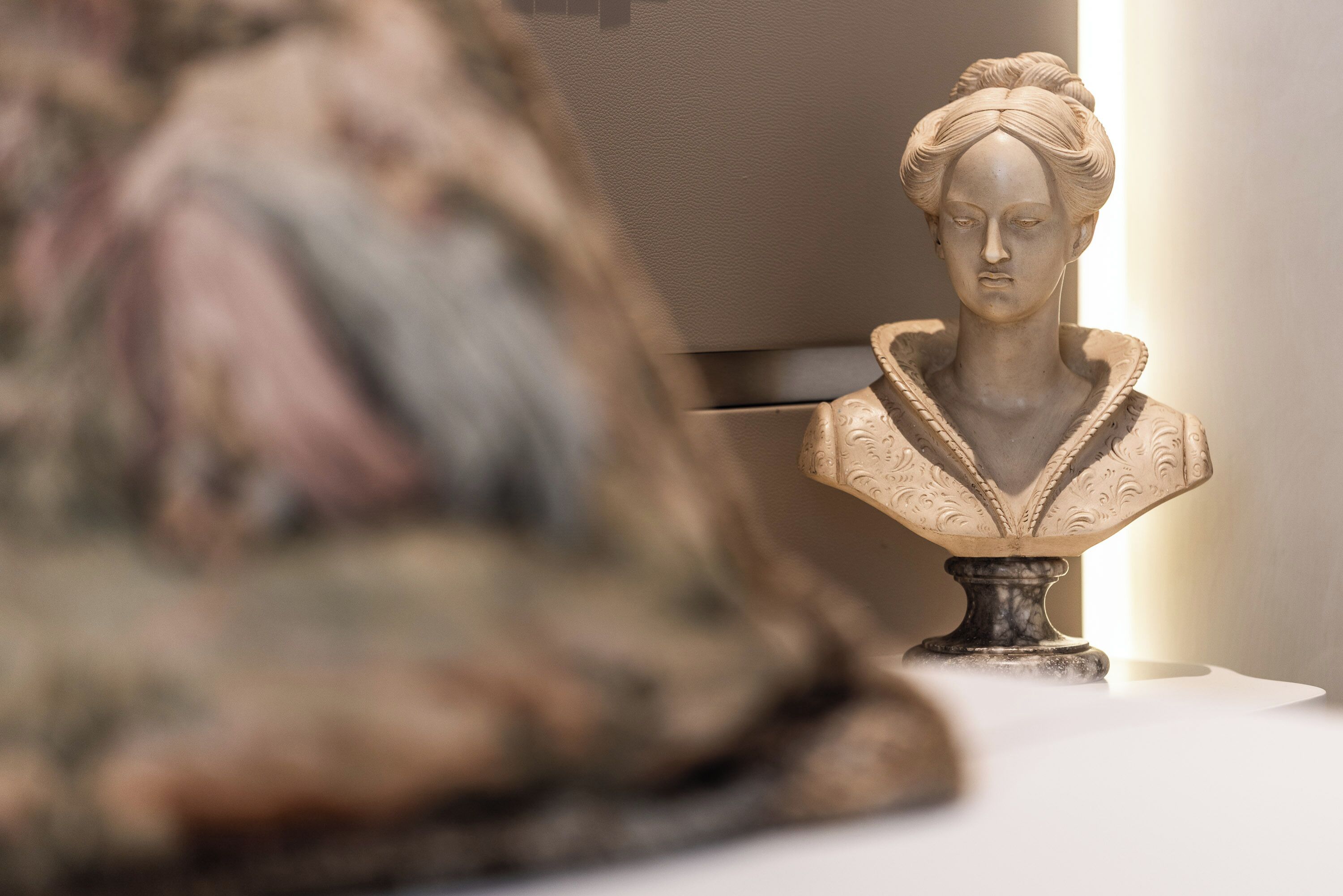 Un busto en un pedestal.