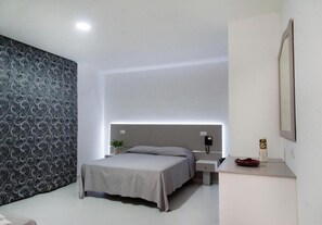Hypo-allergenic bedding, down duvets, memory-foam beds, in-room safe - Hotel Regina  (Casagiove)