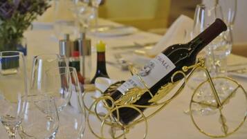 Mesa dispuesta con copas de vino, una botella y un elegante botellero.