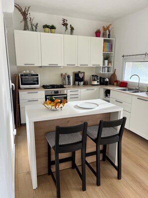 Microondas, horno, parrilla de estufa y lavavajillas 