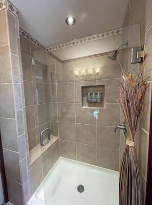 Shower, hair dryer, towels, soap - Charming Cape Home- Prime Location (Glen Allen)