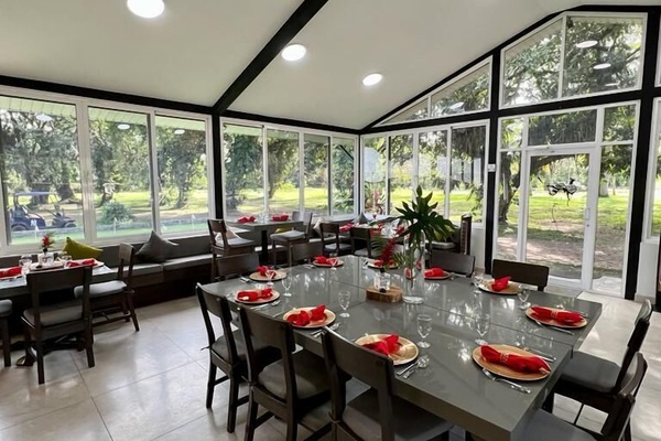 TĂ€gliches groĂes FrĂŒhstĂŒck gegen GebĂŒhr