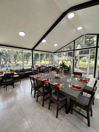 Desayuno completo todos los días (con cargo). Roaring River Resort