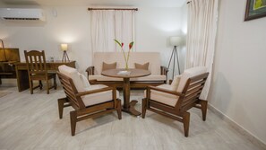 30 インチのスマートテレビ (デジタル放送視聴可)、Netflix、Hulu