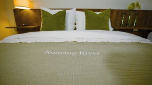 Premium bedding, Tempur-Pedic beds, minibar, laptop workspace - Roaring River Resort (Belmopan)