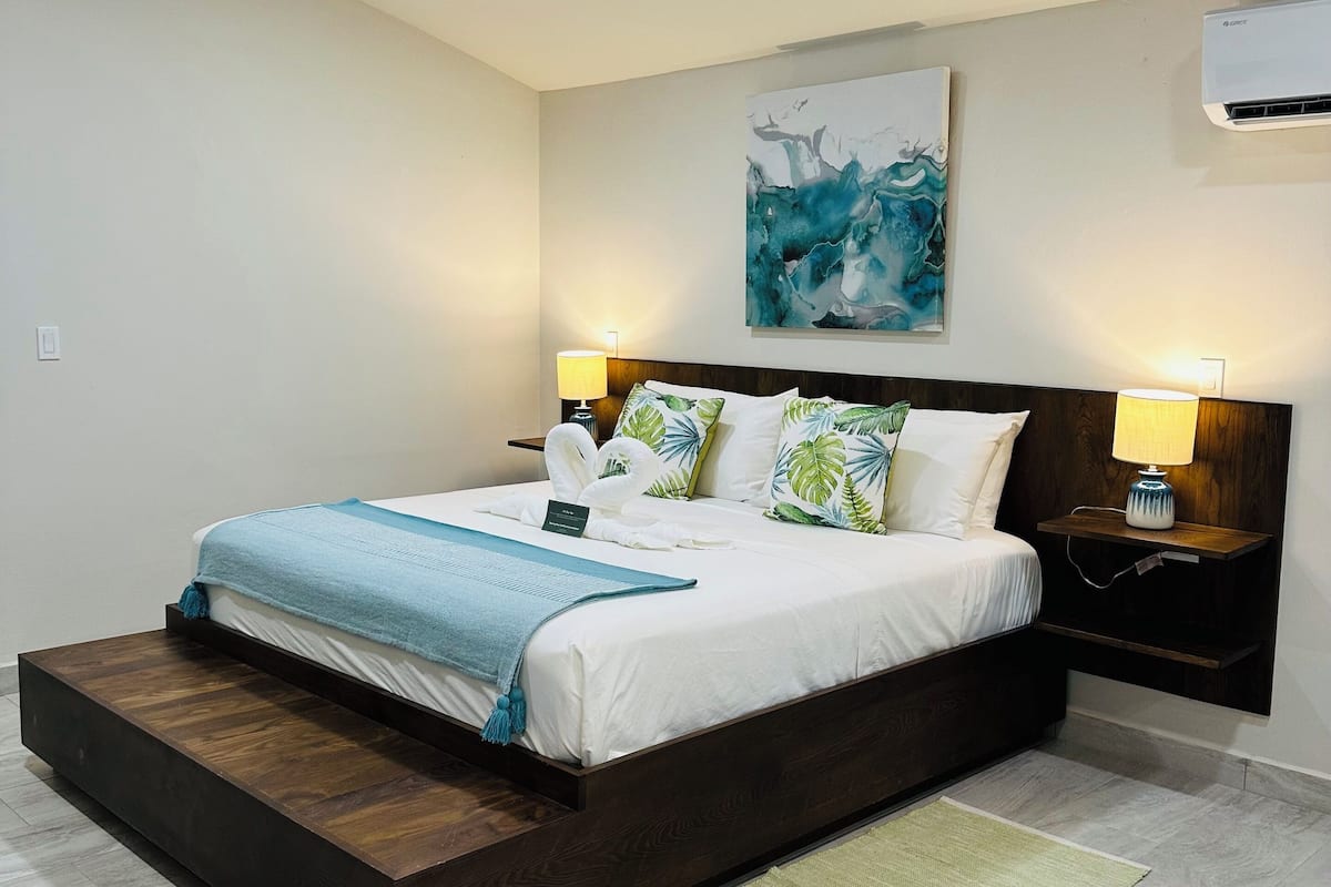 Ropa de cama de alta calidad, colchones Tempur-Pedic y minibar