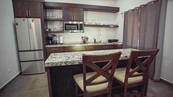 行政套房 | 起居区 | 30-英寸智能电视（配备数码频道）、Netflix、Hulu