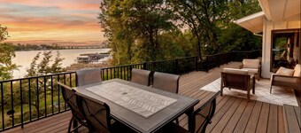 Gorgeous Waterfront Retreat