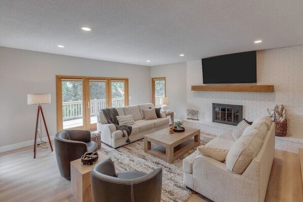 Smart TV, table tennis