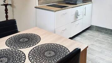 Réfrigérateur, micro-ondes, plaque de cuisson, cafetière/bouilloire