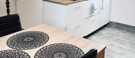 Refrigerador, microondas, placa de cocina, cafetera/tetera