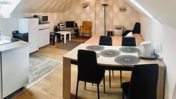 1 bedroom, travel cot, free WiFi, bed sheets