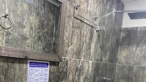 A bathroom with a marble sink, a toilet, and a mirror. - Beach Apartments Nabusimake (Santa Marta)