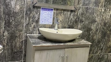 Douche, serviettes fournies, papier toilette