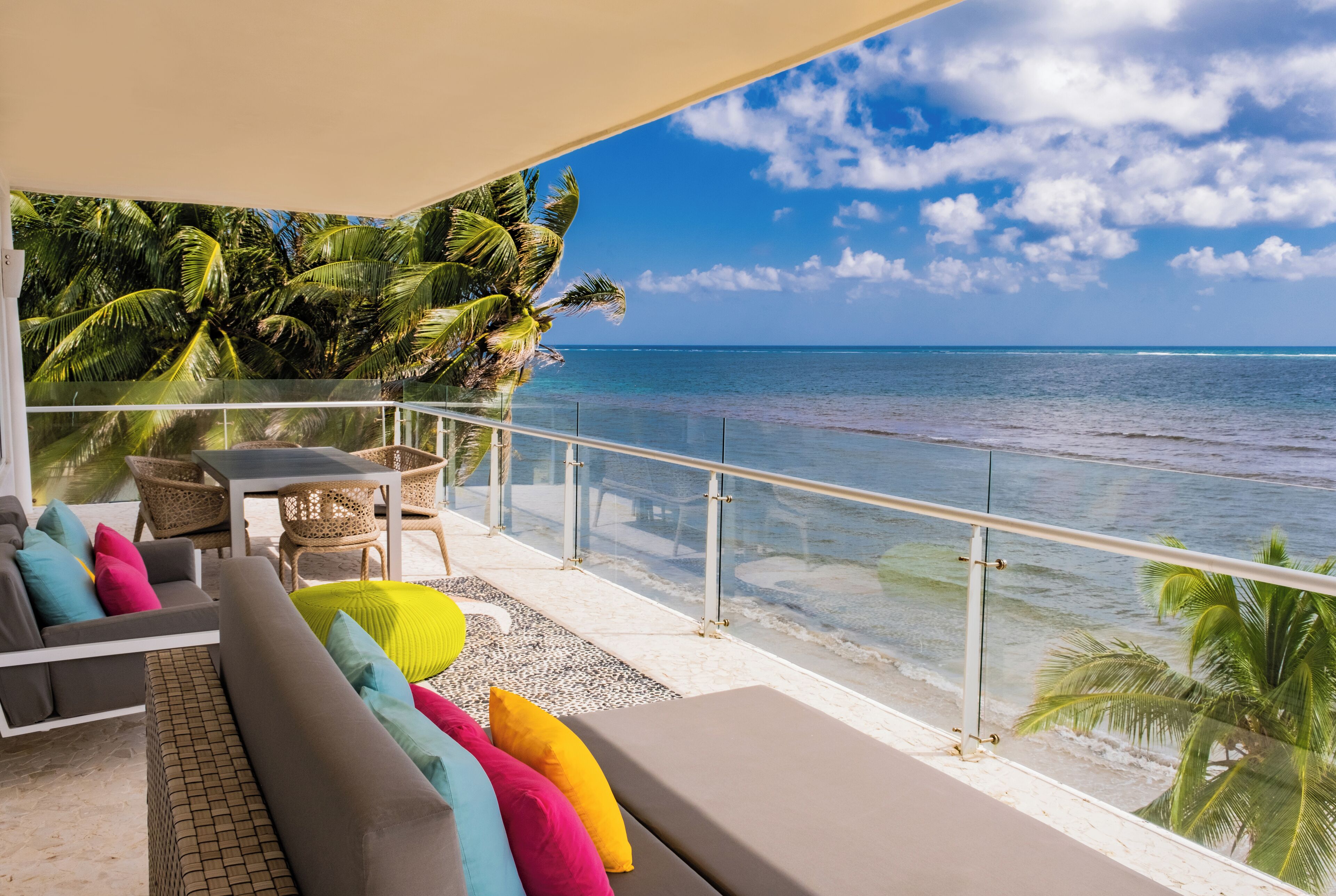 Prémium ágynemű, pehelypaplan és minibár ingyenes italokkal