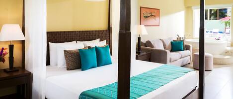 Une chambre d’hôtel avec un lit à baldaquin, un canapé et une vue sur la piscine.