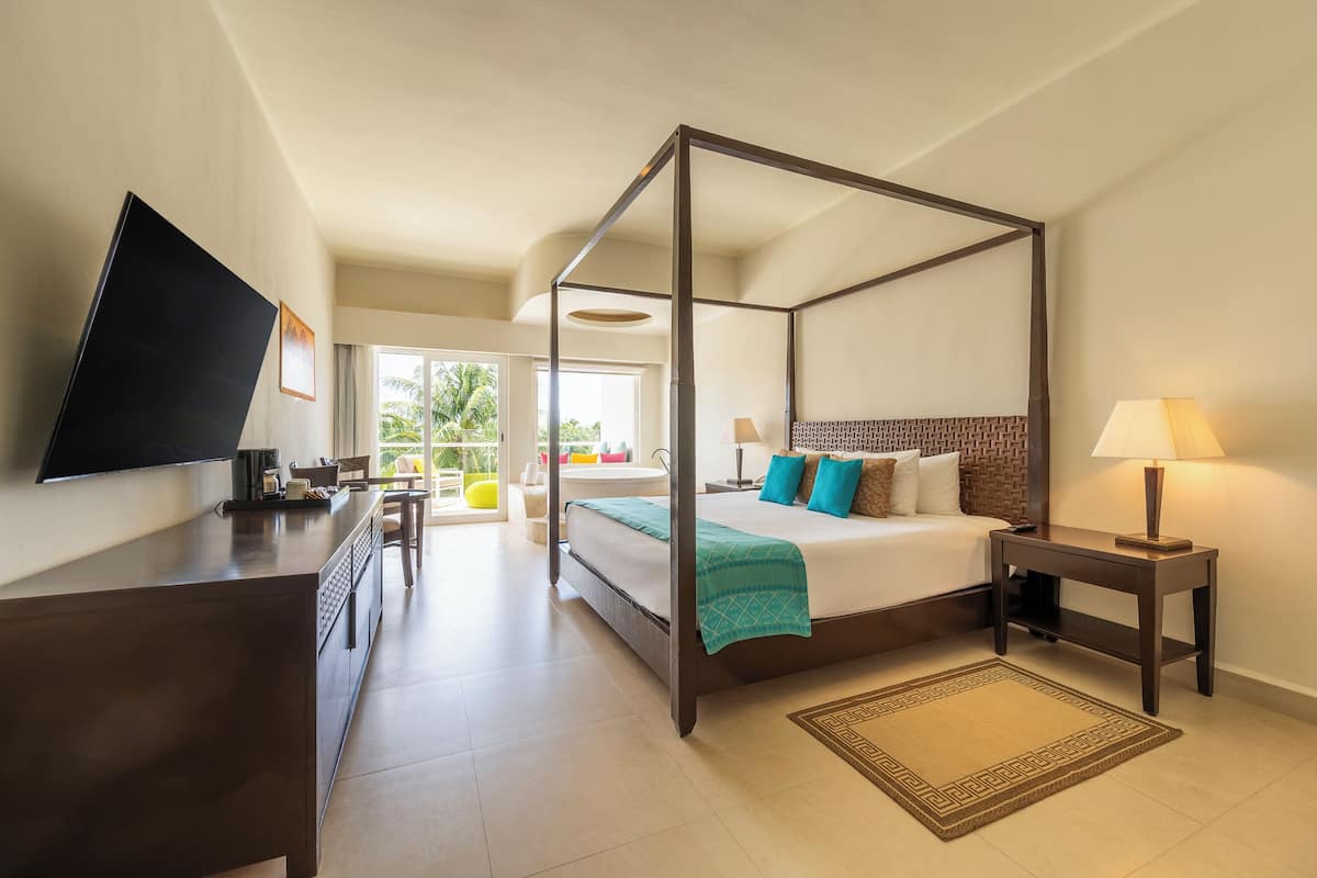 Premium bedding, down duvets, free minibar, in-room safe