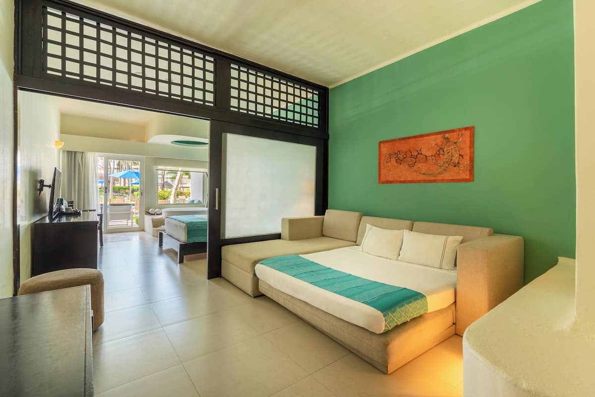Living area | 50-inch TV with cable channels